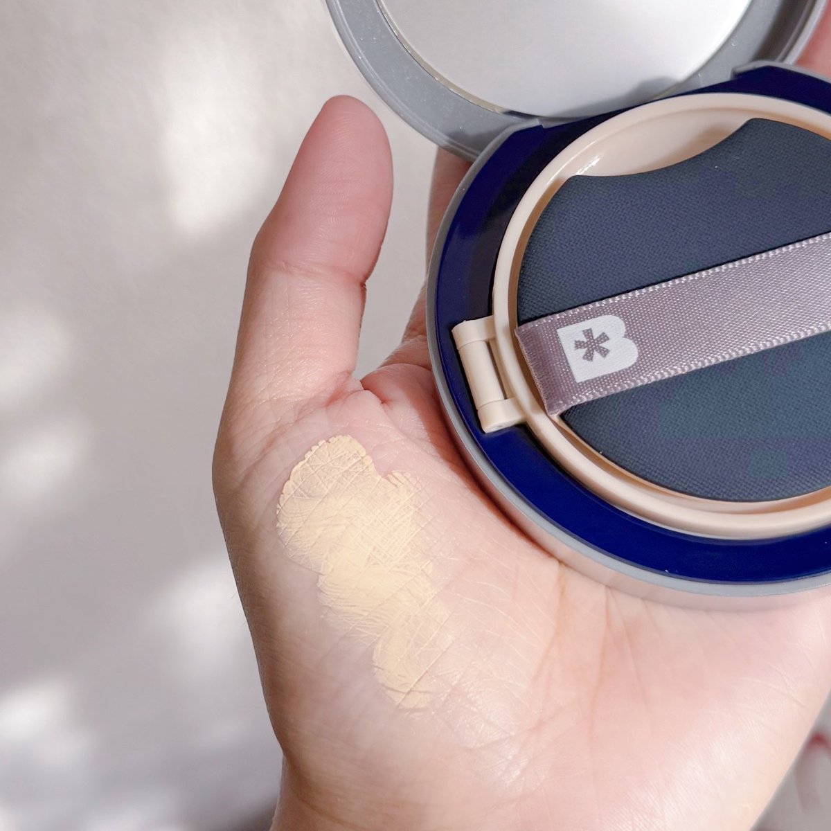 คุชชั่นตลับน้ำเงินของ BWB ไม่คิดว่าจะผิวสวยขนาดนี้เอาดีๆ เนื้อคุชชั่นได้ฟีลเคาน์เตอร์แบรนด์ ลงแล้วแนบผิว เนียนกริบ ผิวสวย (สมแล้วที่แอร์ป้ายยากันฉ่ำ) ตบเดียวจบตั้งแต่เช้ายันเย็น ไม่คราบ ไม่หนา อึ้งนะะพอเห็นในตตพสแอร์ใช้กันเยอะมาก แล้วปกปิดดี ก็ไม่คิดว่าฟินิชผิวจะเริ่ดขนาดนี้