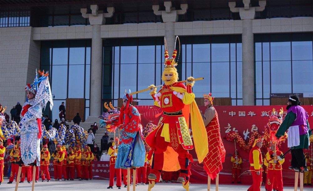 📸🎉Recently, a spectacular #SpringFestival Shehuo performance was staged in #Dunhuang. Shehuo troupes from nine towns, including Shazhou Town and Zhuanqukou Town, took turns showcasing their unique talents. The performance brought together traditional Shehuo activities such as