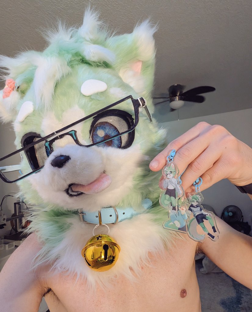 DvLRaphy's tweet photo. Fursuit Friday the 13th 🙀 and showing off the acrylic keychains I'm gonna giveaway at FE and Fur-Eh :3

#FursuitFriday #furry https://t.co/CU7BJ0app9