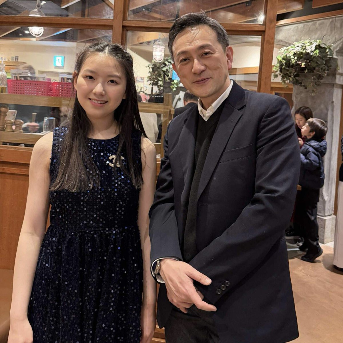 Tchinai's tweet photo. 多くの音楽家は、自らの音で誰かを喜ばせた記憶を宝物のように抱えて生きている。表現の原風景はそこにある。

宝物を分かち合う者どうしが響きを交わすとき、それはアンサンブルとなり、やがて幾層もの幸福をまとった生命体、オーケストラとなる。

今日のみなとみらいホールは、そんな充足に満ちていた。

Belle Chiさん、グランプリおめでとう。
そして喜びに満ちたみなさんの演奏に、心からの敬意を。

新垣さんの的確な指揮、桐朋の学生たちのまっすぐな熱、そして温かな運営に深く感謝します。音楽の力をあらためて思い出す、得がたい時間でした。次は私も弾きたくなる。
