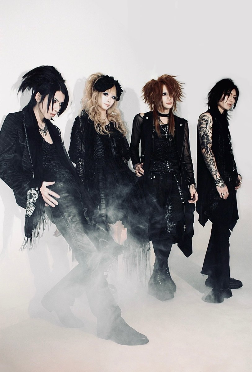 ご無沙汰しております。

これからはFlamberge(<a href="/Fbg_Official_/">Flamberge</a> )というバンドでギターを担当をさせて頂きますので、よろしくお願いいたします！

楽曲もluna作曲のものが沢山増えると思いますので、楽しみにしててくださいね。