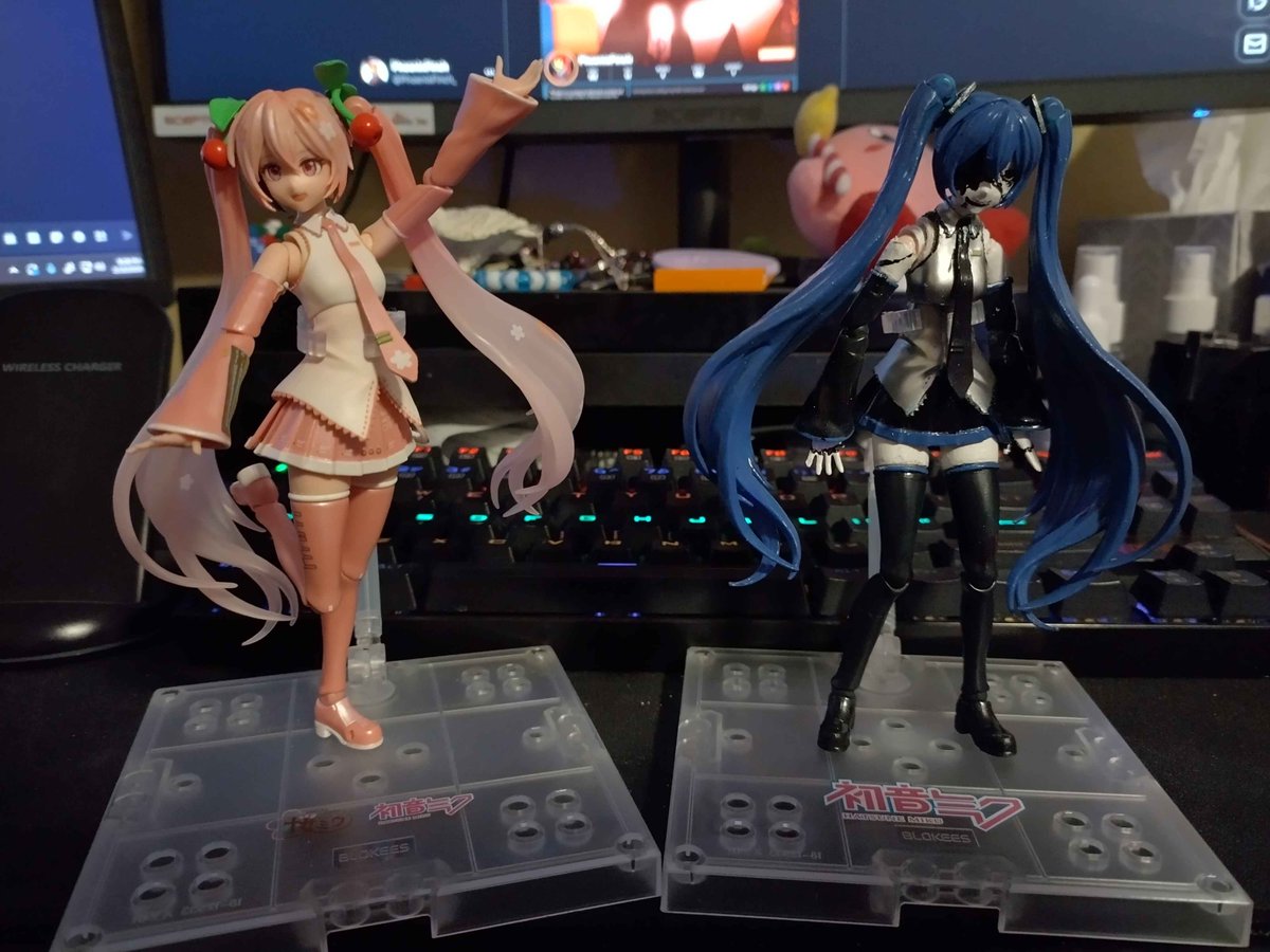 PhoenixFinch_'s tweet image. The Weak Voice of a Diva.
Custom Diva figure!

It's been years since I last attempted a custom, it was about time I tried again and while it's not perfect i am very happy with the results :D

#yccm3 #pddb #ProjectDivaDeepBlue