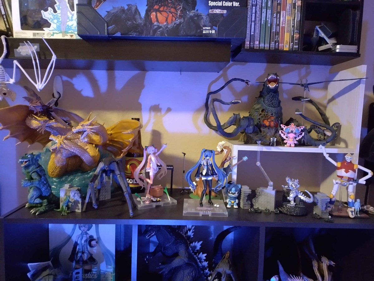 PhoenixFinch_'s tweet image. The Weak Voice of a Diva.
Custom Diva figure!

It's been years since I last attempted a custom, it was about time I tried again and while it's not perfect i am very happy with the results :D

#yccm3 #pddb #ProjectDivaDeepBlue