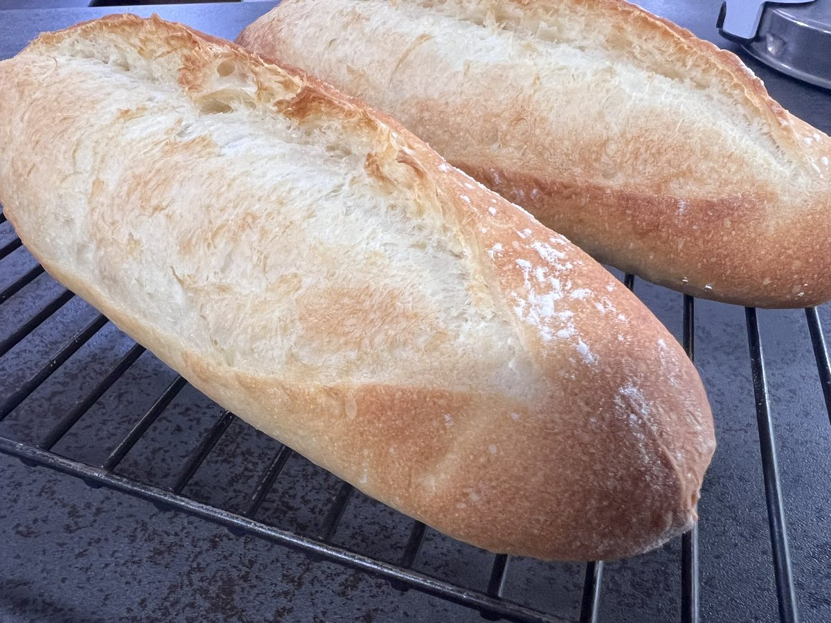 aehide1's tweet photo. 初めてのバケット🥖🥖🥖
小ぶりだけど😅
捏ねずに作れたから
簡単だった‼️

夜はアヒージョ🦐だから
ちょうど良いね💕︎

#パン活
#お家でパン作り
#ミニバケット https://t.co/AgG9FAmU5o