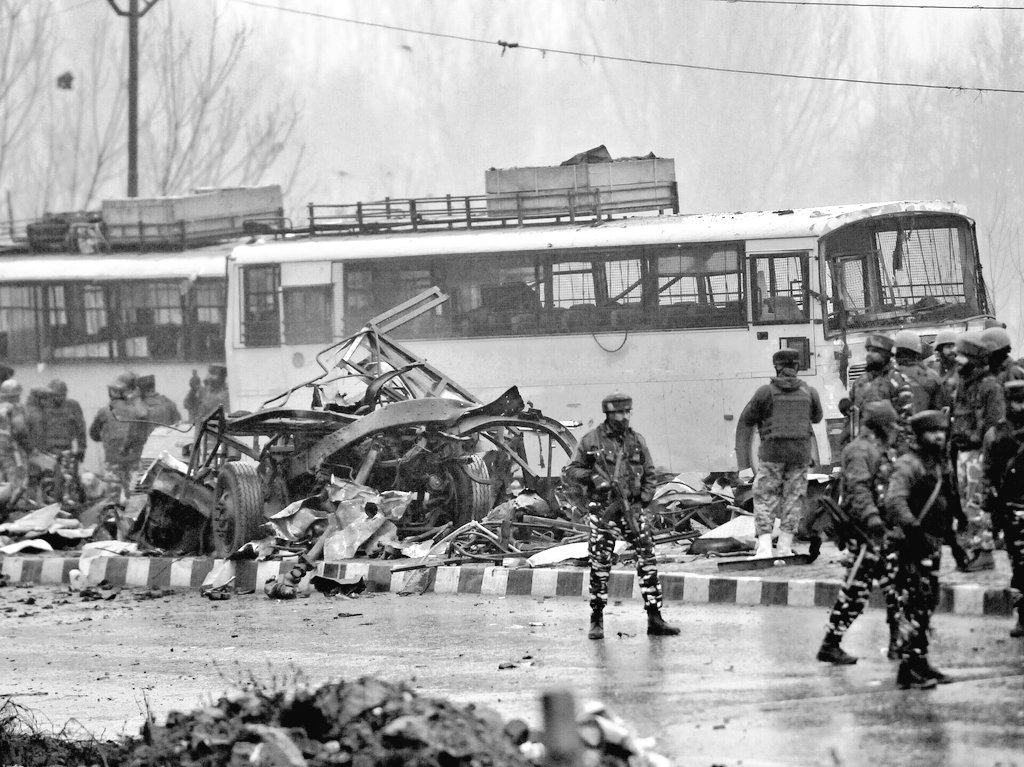 पुलवामा हमले को आज 7 साल हो गए। आतंकी हमले में CRPF के 40 जवान शहीद हुए थे। 300 किलो RDX कहां से आया, ये सवाल आज तक बरकरार है !!