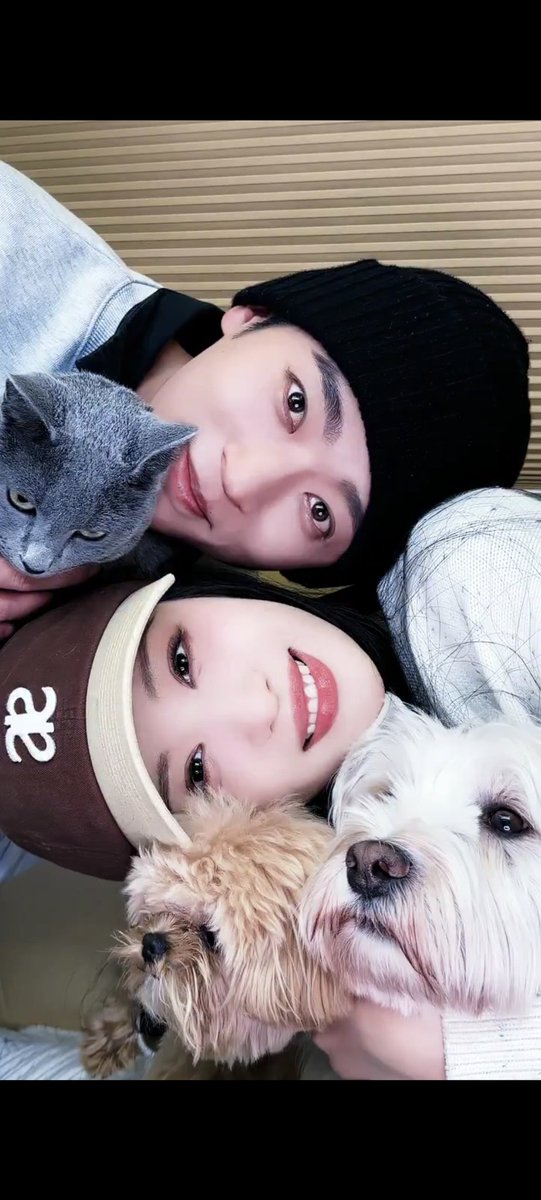 น่ารัก ครอบครัวสุขสันต์เว่อร์

ลูกชั้น ลูกเธอ ลูกเรา 🥰​🥰

#ChengLei #เฉิงเหล่ย #丞磊 
#หวังฉู่หรัน #wangchuran #王楚然 
#ทะลุมิติตะลุยวังหลวง #HowDareYou #成何体统