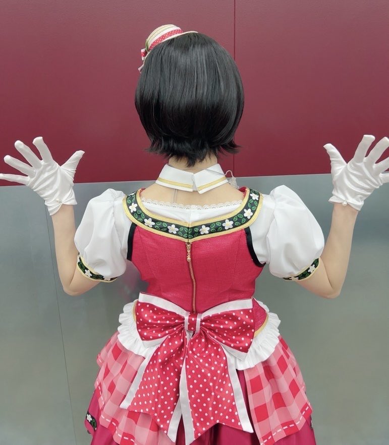 #デレミリ衣装展 
ひなたの衣装で個人的に好きなポイント🍎

「リ・プロローグ・X」
袖の形がりんごなところ

「ラブリーフルーティア」
後ろのチャームがりんごなところ

です😌🍎