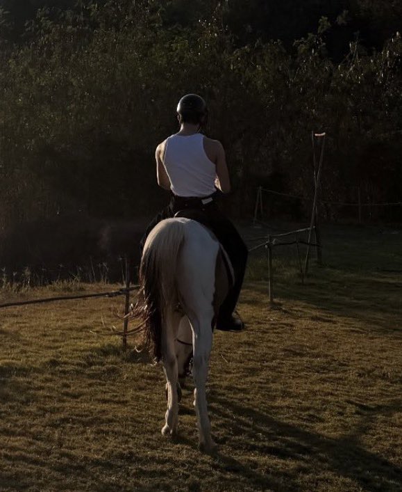 valcrazyforWE's tweet image. Est riding a horse?!?!?😳😳

MY BABY IS WITH HIS FAMILY MAYBE? I hope he can’t enjoy a lot

#est_rvp