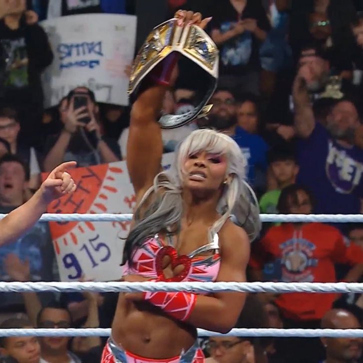 CatchNewz's tweet photo. ELLE RESTE CHAMPIONNE

#SmackDown https://t.co/B0fXrC9q4c