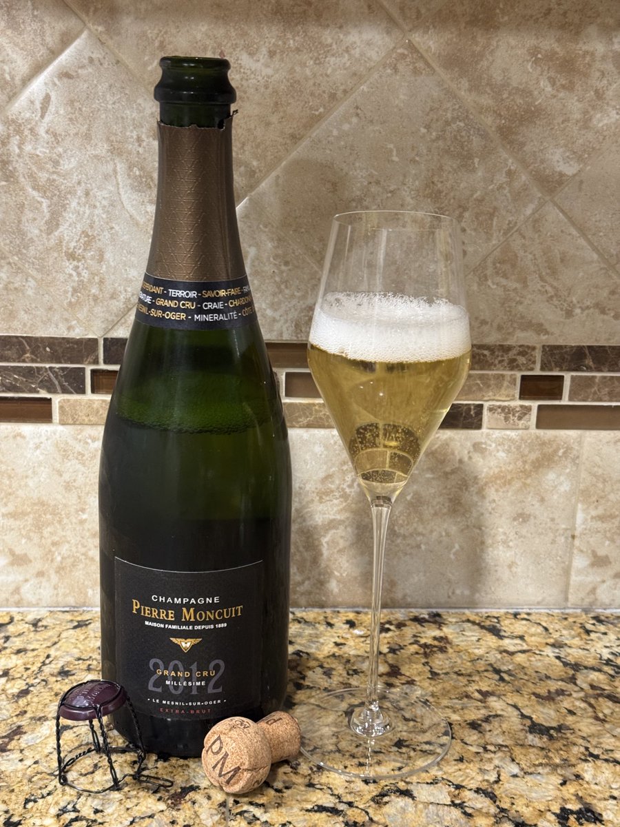 Enjoying 2012 Pierre Moncuit this evening! I do love a good Champagne 🍾