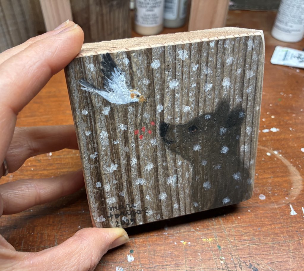 「ともだち」　
リスさんは小さな雪だるまと友だち。ハグをしました。

「また春にね」
これから冬眠するクマのもとに、小鳥が贈り物を咥えて挨拶に。
ユキホオジロは冬鳥。クマと会えるのは冬のはじまりと春のはじまりのわずかな時間。
でも会えない時間も、きっと友だち。

#ゆきのひのさんぽ原画展