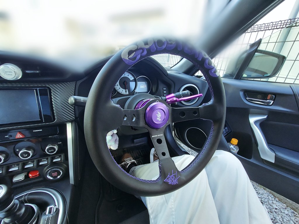 お知り合いに手伝ってもらってNRGクイックリリース付けました💜(まじ