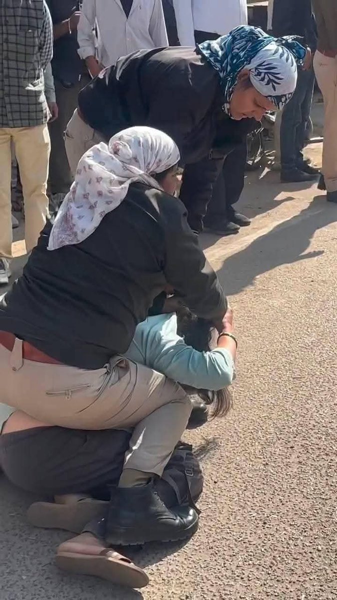 आज सौम्या मीना के साथ पुलिस द्वारा की गई कथित बदसलूकी अत्यंत गंभीर और चिंताजनक विषय है। कारण चाहे जो भी रहा हो, किसी भी परिस्थिति में बीच सड़क पर किसी महिला के साथ बलपूर्वक व्यवहार या मारपीट स्वीकार्य नहीं हो सकती। हमारे संविधान ने हर नागरिक को मौलिक अधिकार दिए हैं, और कानून लागू