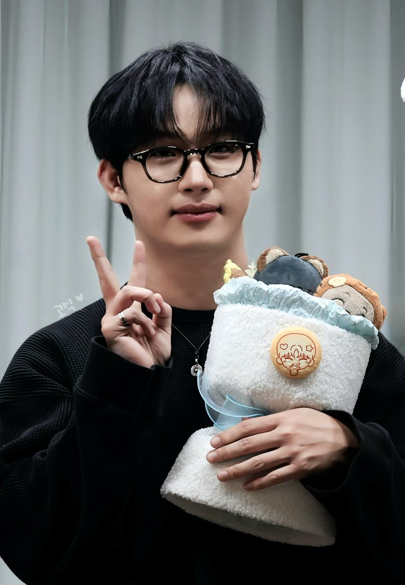 260208 시그 팬싸 2차
세상이 아름다워 보이는 마법같은 남자..
#임현식