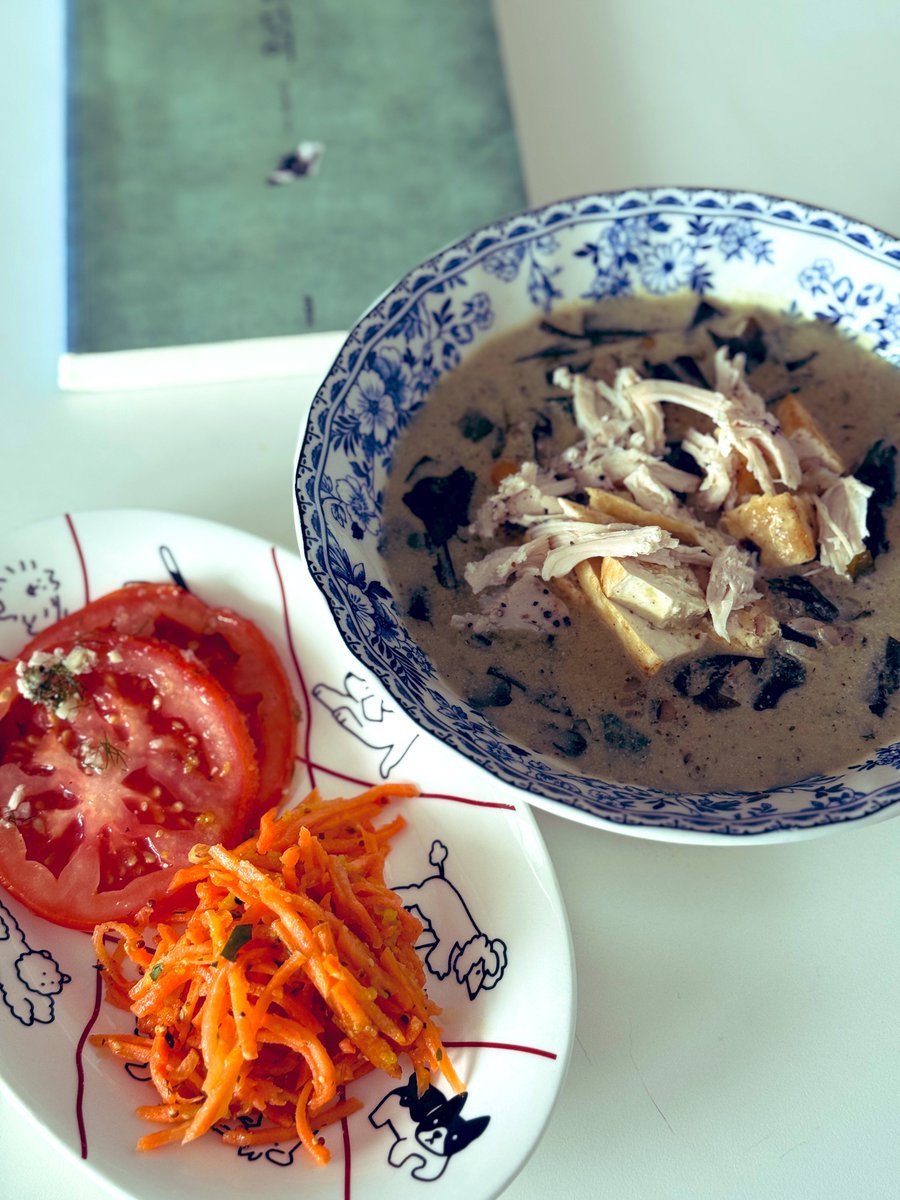 마마리들깨미역국은 내 컬리 최애템 중 하나. 
잡곡밥 넣고 끓인 후 닭가슴살이랑 구운 두부 올리면 영양균형도 굿.