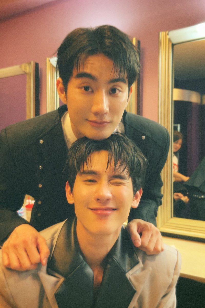 คือไวป์มันต่างกันจริงๆนะ รูปที่2ไม่ได้หวือหวา แต่ดูอบอุ่นแน่นแฟ้น💞

FORCEBOOK MOS FINAL EP
#MelodyOfSecretsFinalEP

สมัยวัยรุ่นจีบกันใหม่ๆ    vs    แต่งงานกันแล้วมีลูก1คน