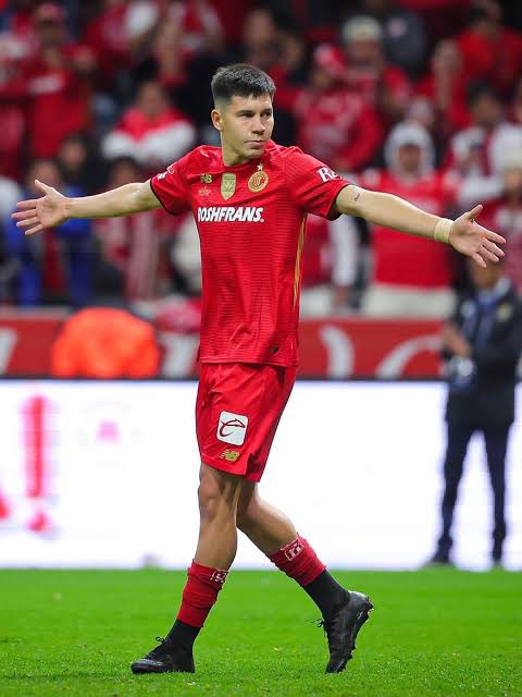 Lo que es este “5” madre santa.

El mejor maldito MCD de todo el continente.