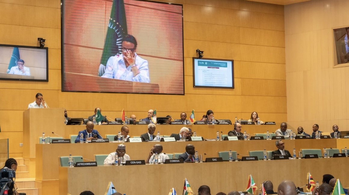 EybeAbdi's tweet photo. Le Président de la République Son Excellence Monsieur ISMAIL OMAR GUELLEH a participé hier après-midi à la 35eme Session Ordinaire du Forum des Chefs d’Etat et de Gouvernement du Mécanisme Africain d’Evaluation par les Pairs (MAEP) au cours de laquelle il a présenté le rapport d’étape de notre pays sur la mise en œuvre du programme d’action nationale du MAEP. Notre pays a été félicité et le rapport unanimement approuvé et adopté. 
@MAECIDJIBOUTI 
@APRMorg 
@_AfricanUnion