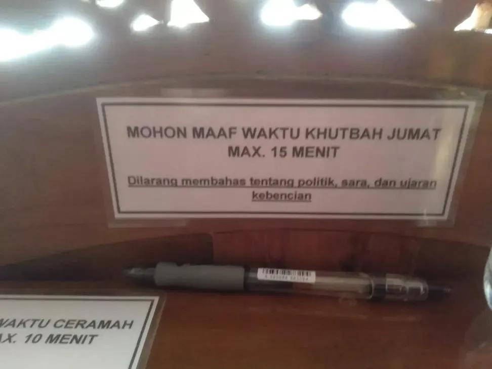 Patutnya khutbah Jumaat janganlah panjang-panjang and lama sangat, kesian orang yang kena pergi kerja lepas solat Jumaat.