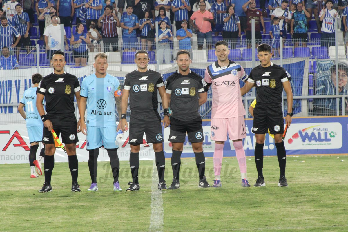 Noche histórica para el fútbol bolivarense. <a href="/ClubCdBolivarOF/">ClubCdeBolivar Ofic.</a> debutó en la Primera Nacional con un empate 1-1 frente a <a href="/ClubGodoyCruz/">Club Godoy Cruz</a> en Mendoza.