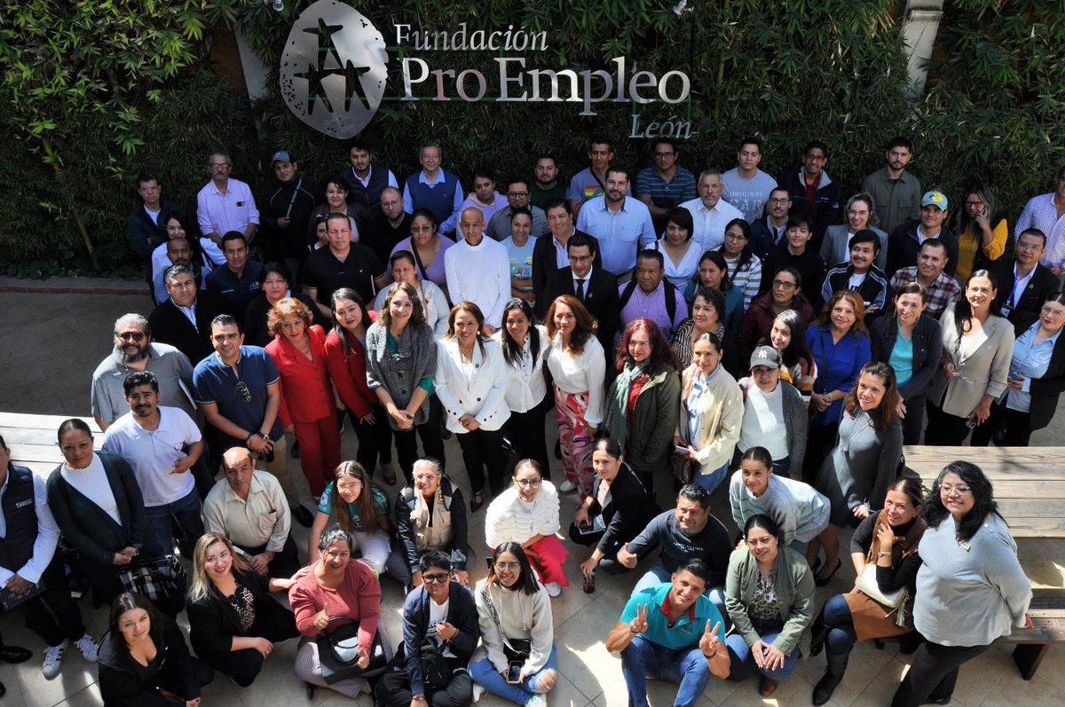 Celebramos 20 años impulsando sueños y oportunidades.  Reconocemos el gran trabajo de <a href="/proempleoleon/">Fundación ProEmpleo</a> acompañando a emprendedoras y emprendedores a iniciar y fortalecer sus negocios. 🤝
¡Felicidades y que vengan muchos más! ✨
#20AñosProEmpleoLeón #ProEmpleoLeón