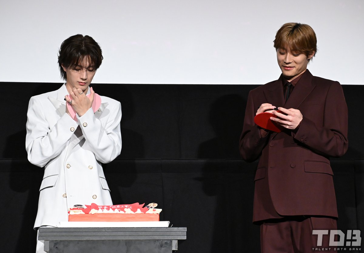 talent_databank's tweet photo. 【写真追加】
＜映画『純愛上等！』公開記念舞台挨拶＞

バレンタインにちなみ2人で“純愛”ケーキに仲良くデコレーション！ハートのプレートには一言を書き込んで披露した！

山中柔太朗「鶴亀LOVE2000」
髙松アロハ「届け！」

#山中柔太朗 #髙松アロハ #純愛上等 https://t.co/cYcq1MfidF