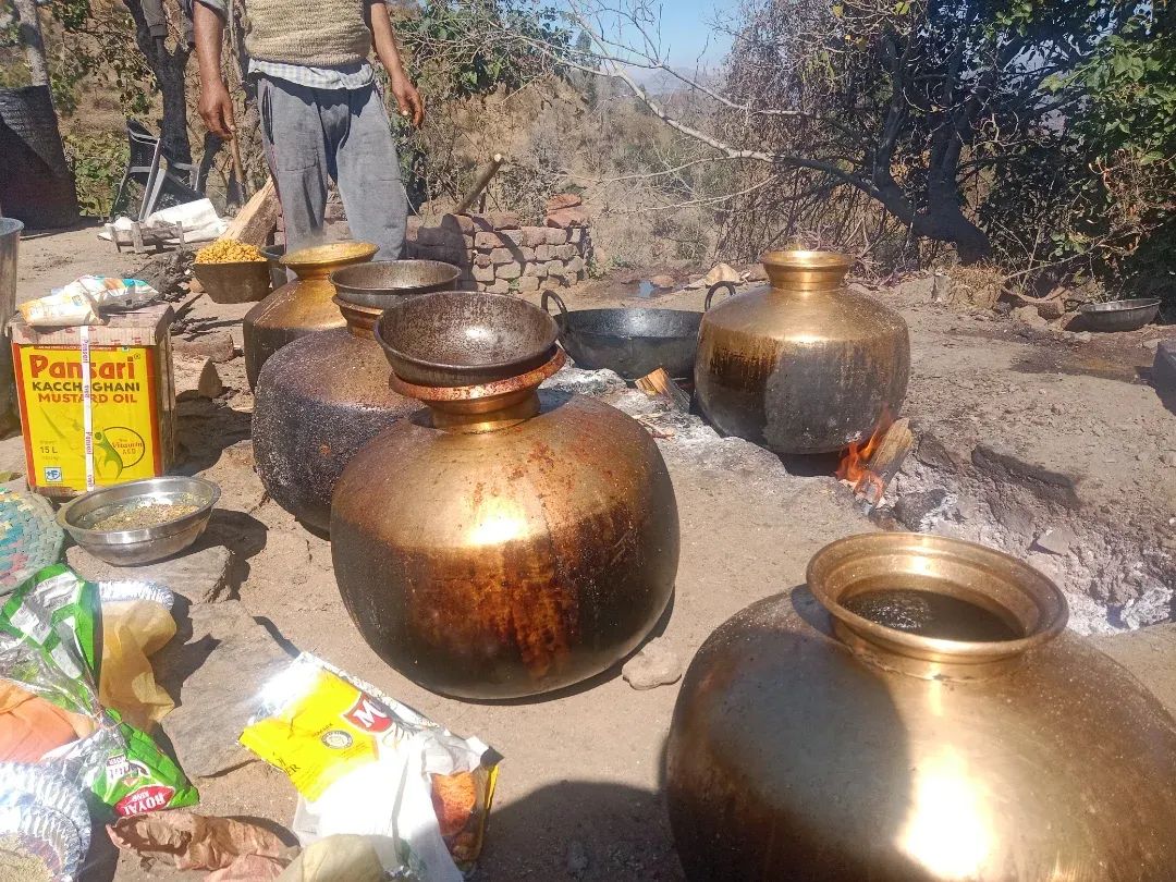 iAjay_Banyal's tweet image. "The traditional Himachali Dham is being prepared
#traditional
#Himachali #dham #mountain
#arki