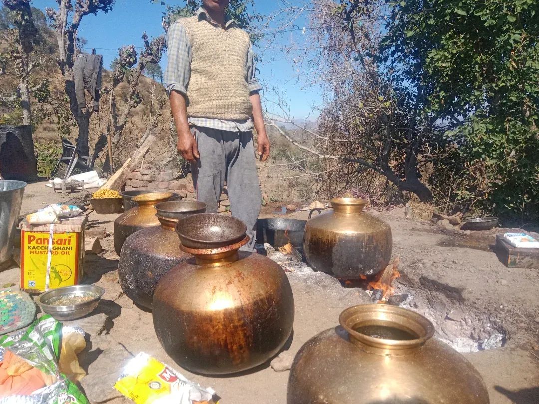 iAjay_Banyal's tweet image. "The traditional Himachali Dham is being prepared
#traditional
#Himachali #dham #mountain
#arki