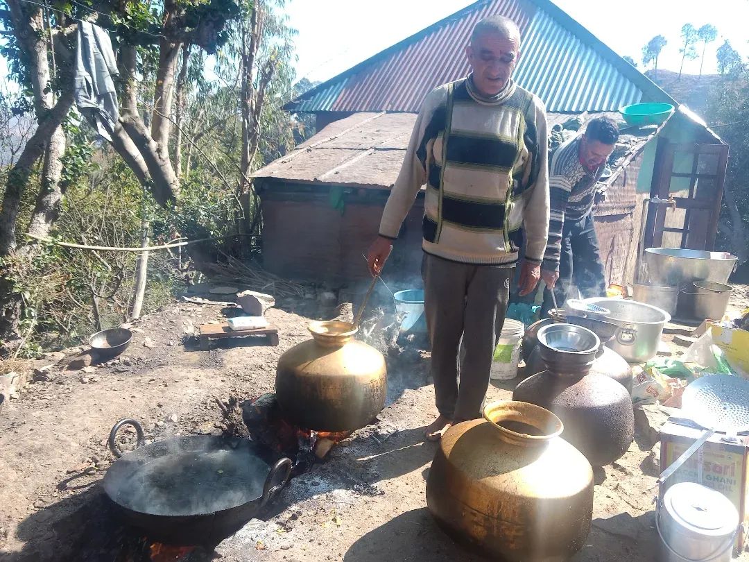 iAjay_Banyal's tweet image. "The traditional Himachali Dham is being prepared
#traditional
#Himachali #dham #mountain
#arki