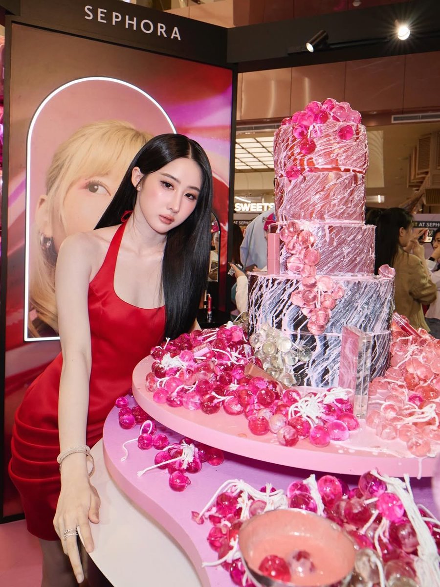 IG : yoko update || 14022026
~Serving red at Sephoran❤️🍒
2/2
<a href="/SephoraThailand/">Sephora Thailand</a> <a href="/Yoko_apasra/">Apasra</a>

#HOSTHSpring26 #YokoApasra
#HouseofSephoraTH