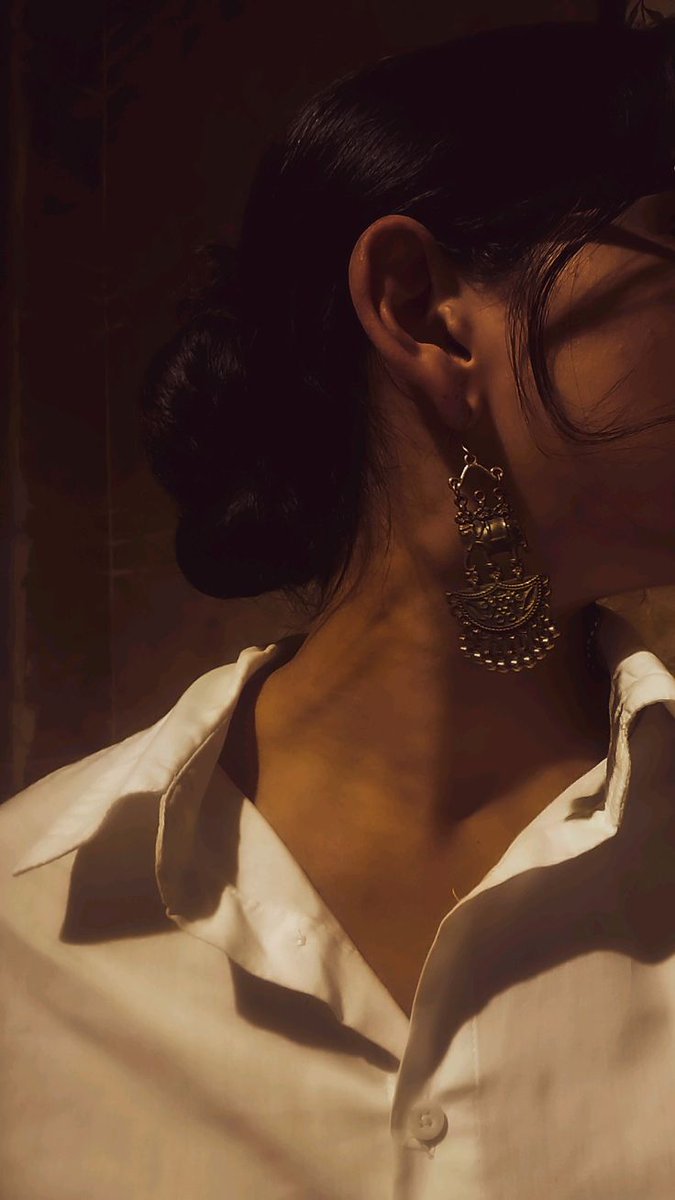 آسائشیں بہت تھیں , پر زندگی کو ہم نے
اک دائرے میں لا کر اِک دَار  پر گُزارا ۔

فیصل محمود