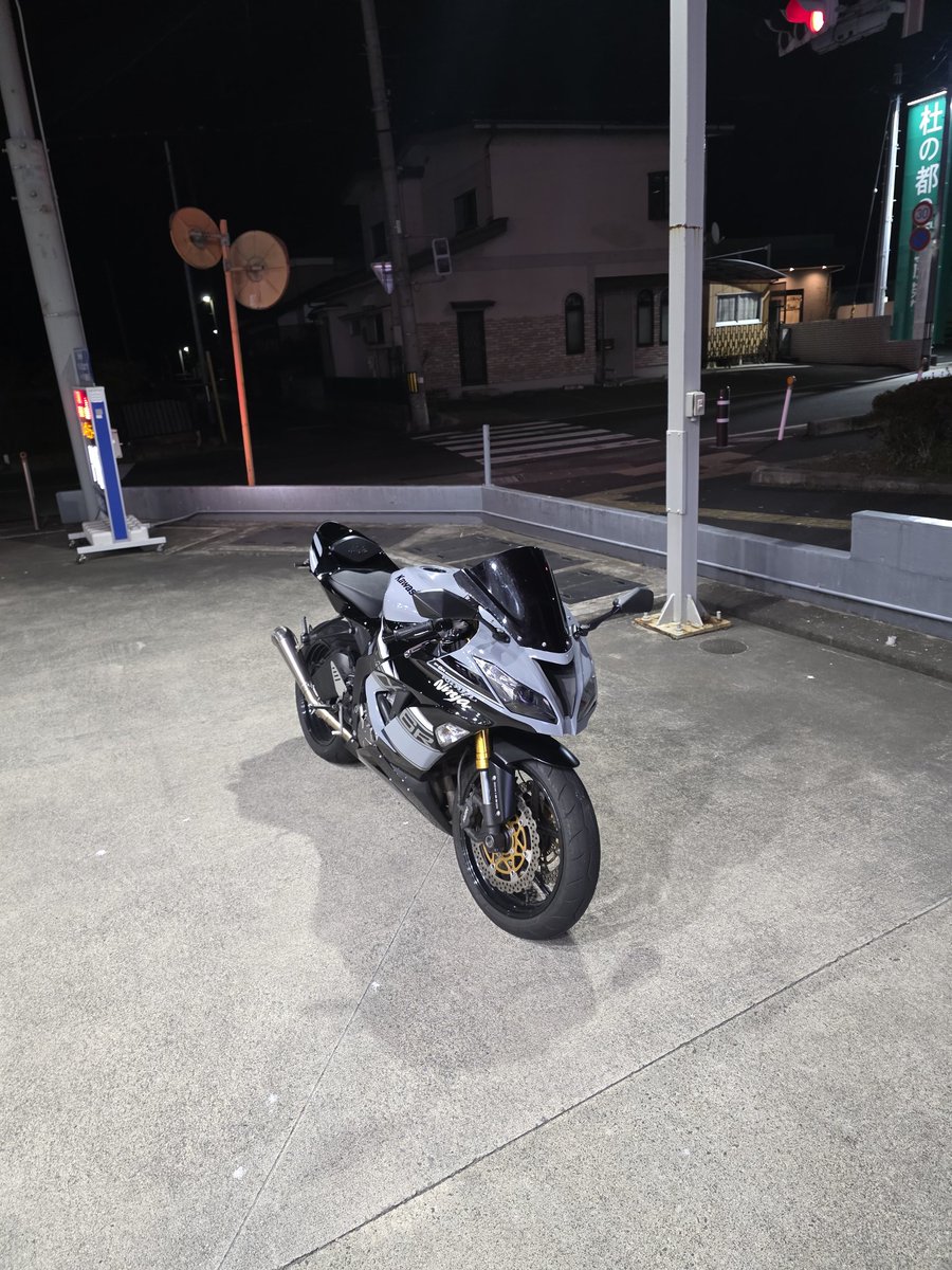 636_you's tweet photo. カウル変わりました‼️‼️‼️
納車された時からずっと構想してたグレーに💚➡️🩶

タンクカバーの塗装、デカール貼り替えはまっけい@kittan_mk2 
ありがとう😽🙏 https://t.co/0Sm9L623I1
