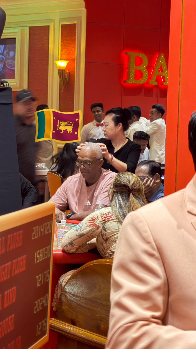 The great Courtney Walsh relaxing and getting a head massage in Colombo on India v Pakistan <a href="/T20WorldCup/">T20 World Cup</a> match eve. 519 #Cricket #Waadaplaya