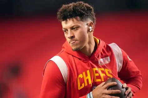 nflrums's tweet photo. 🚨Kansas City #Chiefs star quarterback Patrick Mahomes prays on the field before every game to GOD. 

 Mahomes prays to thank God for opportunities and to stay grounded, regardless of whether he wins or loses. https://t.co/8IpNDMdyib