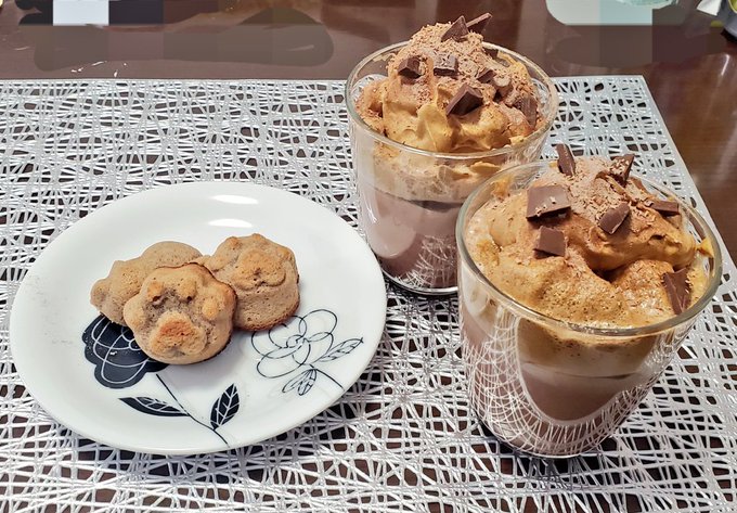 ココアのねこちゃんフィナンシェと、デザートドリンクにスプモーネ・アル・カッフェをのせたミルクココア…🍪🍫🥛

ハッピーバレンタイン! 