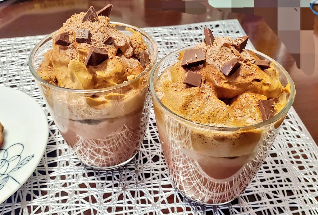 ココアのねこちゃんフィナンシェと、デザートドリンクにスプモーネ・アル・カッフェをのせたミルクココア…🍪🍫🥛

ハッピーバレンタイン! 