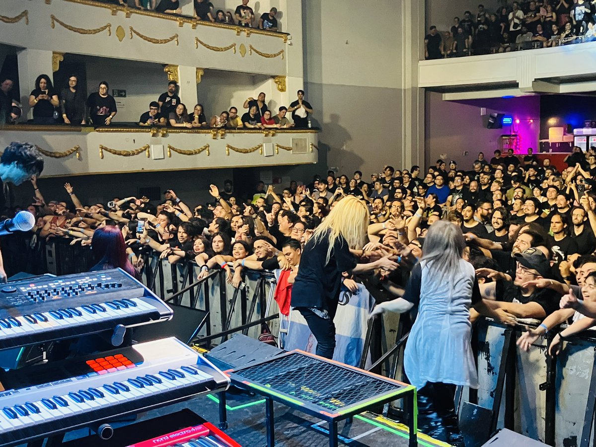 YUHKINEN's tweet photo. GALNERYUS 初のチリ公演、1,000人を超える熱いオーディエンスの皆さんと共に燃え尽きました🔥🔥🔥ピュアに熱く楽しんでくれたチリのファンとスタッフの皆様に感謝致します！😄
本当に最高のライブでした✨
また必ず会いましょう！
gracias！！！ https://t.co/HeWPeswhpM