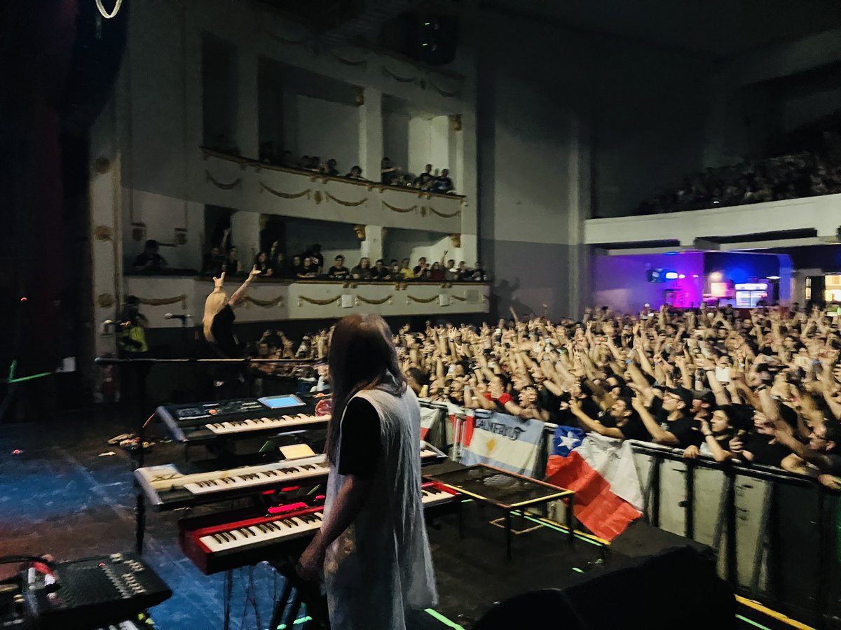 YUHKINEN's tweet photo. GALNERYUS 初のチリ公演、1,000人を超える熱いオーディエンスの皆さんと共に燃え尽きました🔥🔥🔥ピュアに熱く楽しんでくれたチリのファンとスタッフの皆様に感謝致します！😄
本当に最高のライブでした✨
また必ず会いましょう！
gracias！！！ https://t.co/HeWPeswhpM