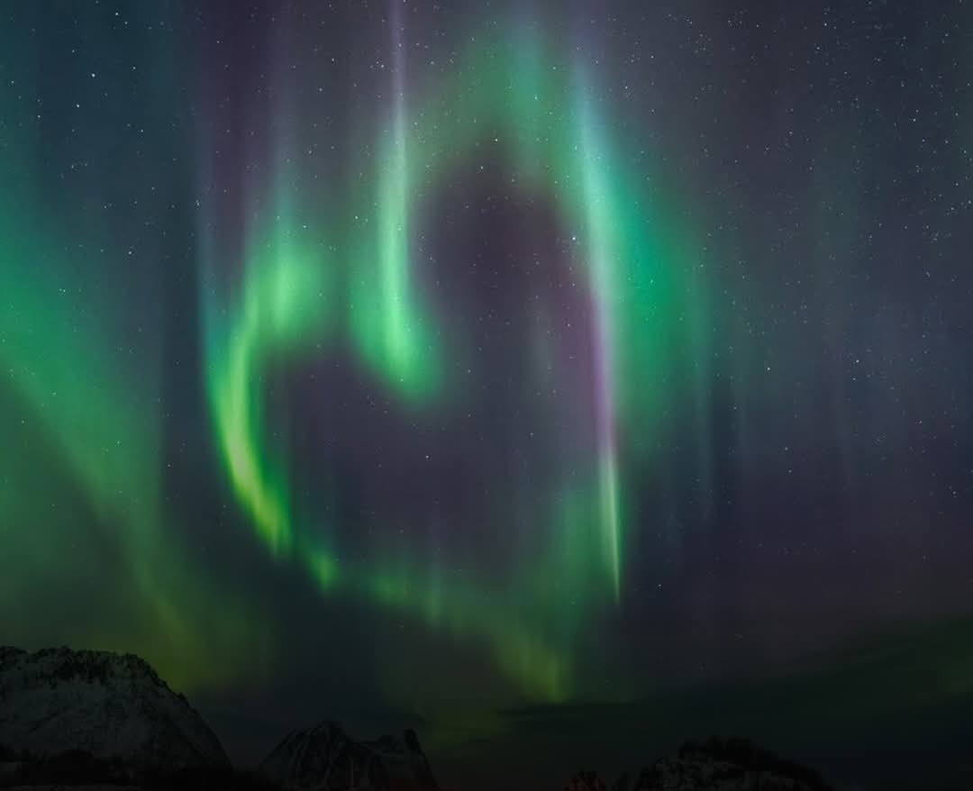 แสงเหนือรูปหัวใจกลางฟ้านอร์เวย์ ต้อนรับวาเลนไทน์

ช่างภาพยันไม่ใช่ AI ความงดงามสุดโรแมนติก สร้างความตื่นตาตื่นใจทั่วโซเชียล

ช่างภาพ (ชื่อ Wangen หรือคล้าย ๆ กัน) โชว์ไฟล์ต้นฉบับ (raw file) เพื่อยืนยันว่าเป็นของจริง

เขาบอกว่าฝันอยากถ่ายแสงเหนือให้ออกมาเป็นรูปร่างต่าง ๆ มานานแล้ว