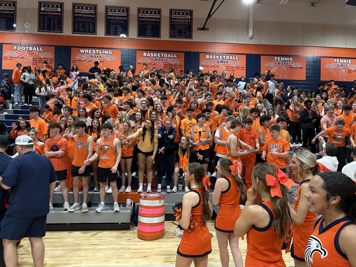 Kerry282542's tweet photo. What a great night to be a Hawk. A Father’s Club win for free pizza for our crowd and our Boy’s Team Victory. What a great atmosphere. East side 💙. ⁦@OlatheEastHawks⁩ https://t.co/tlHrEx5pjs