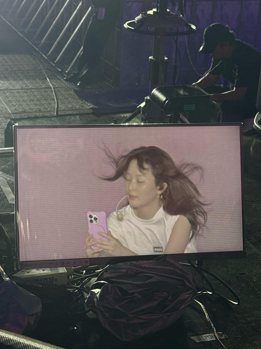 ซึลกิส่งรูปมาในบับเบิ้ล ซ้อมคอน SMTOWN ที่ราชมังเมื่อคืน อากาศคงร้อนเอาพัดลมเป่าผมฟูเลยค่ะ5555555