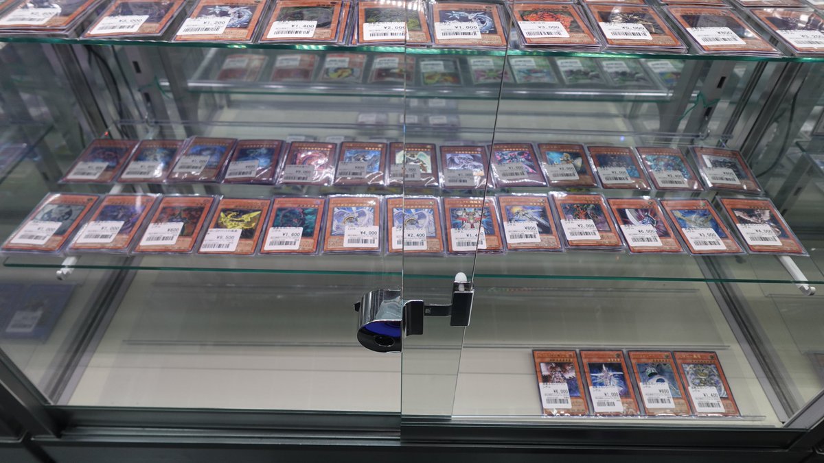 遊戯王】 遊戯王 レリーフとホロのショーケースを品出ししました