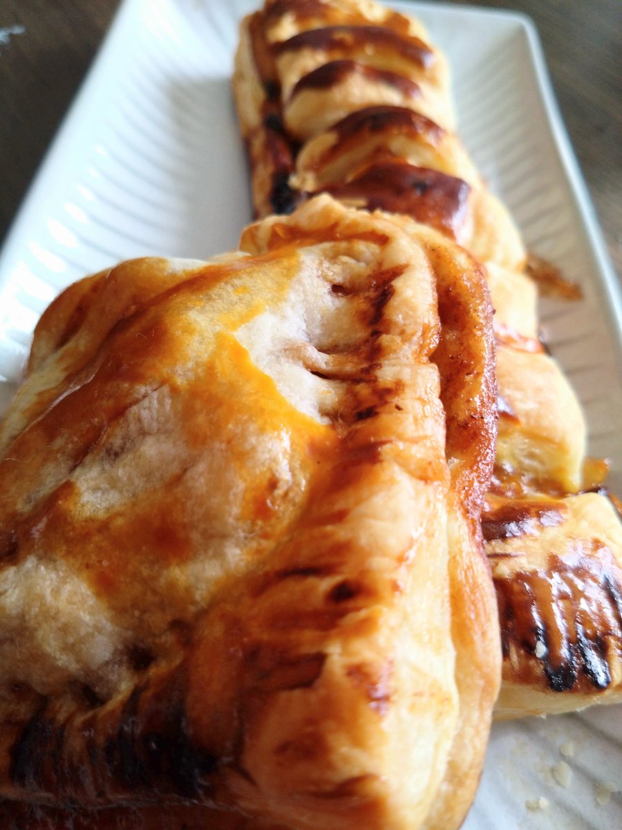 今年のバレンタインはアップルパイ🥧
形はぶきっちょなんでアレですが美味しくできた〜
手前のはクリームチーズも入れてみたのですがめっちゃ美味しかった！！
#バレンタイン