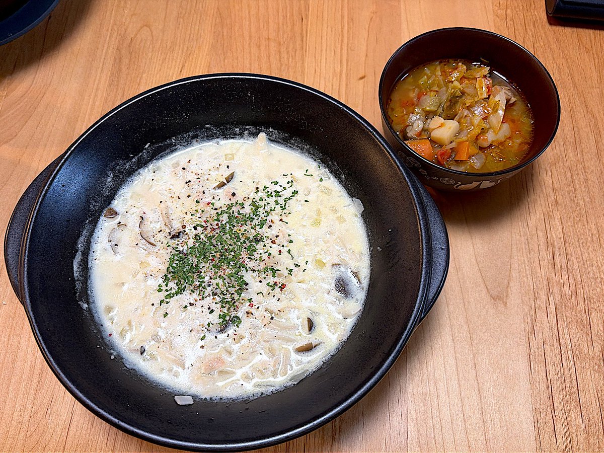 ひさしぶりにちゃんとお昼作った！
🧀リゾットとミネストローネ（残り物）
水加減間違えてミルク粥みたいになっちゃったけどもまあおいしければいいよね