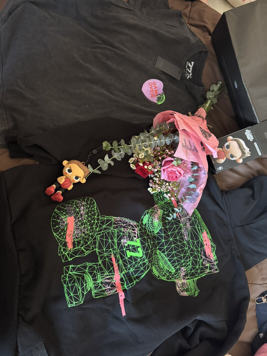 jessbbyyyxo's tweet photo. got my hoodie i was crying about last time, more new merch, free flowers from luka and i got to meet him 🥹🥲 #AmazingDay @lukadoncic 🏀🔥🤗 https://t.co/TvSfGGItWQ