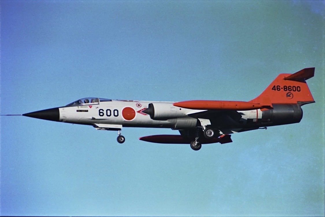 ネガフィルムはとうの昔に処分したつもりでしたがポジフィルムファイルに紛れてその中に飛実でフライトしていた時のカットが見つかりました
かなり変色やカビに侵されてましたがスキャンして修復作業を行いました
まだまだ手を加えればもっとマシになりそうですが…
 #StarfighterSaturday
 #岐阜基地