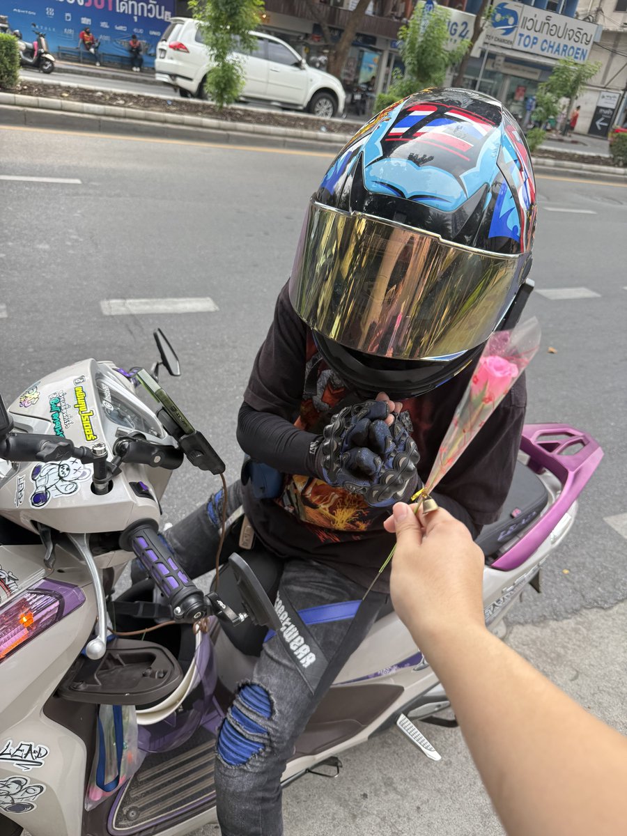 พี่แก้บ made my day แต่เช้ามาก กำลังนั่งรถไปเตรียมไปคอน พอลงรถปุ้ปพี่เค้าหยิบดอกกุหลาบมาให้ พร้อม Happy Valentine เลยเว่อ คนไทยน่ารักอ่ะ🥹🌹💗
#SMTOWNLIVE2025_26_BANGKOK