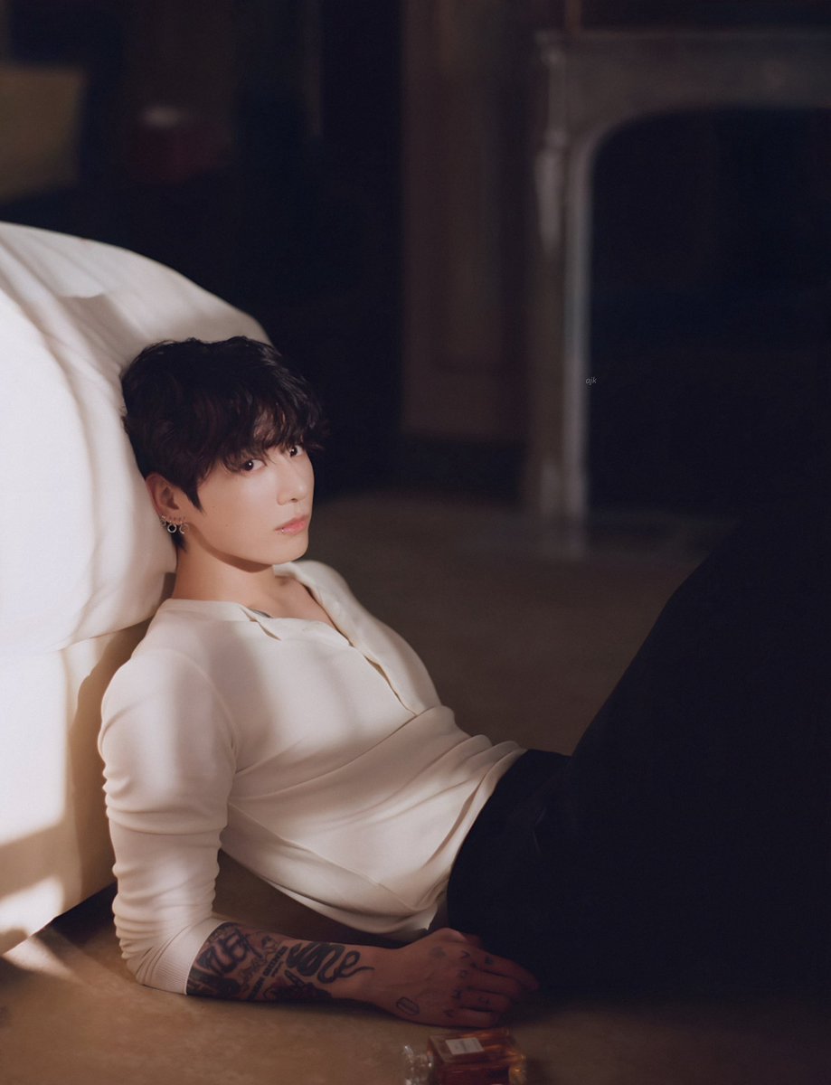 JJK_Times's tweet photo. [ELLE] Wearing a white knit with long sleeves, Jungkook steps in front of the camera. He looks more like a young dancer in Paris than a pop star capable of drawing crowds from New York to Seoul. His hair is curlier than usual, yet he carries a deeper, more mature mood this day. And the instant the first shutter clicks, he enters the frame as though he has always belonged there—without exaggerated gestures, finding the exact centre of the scene.