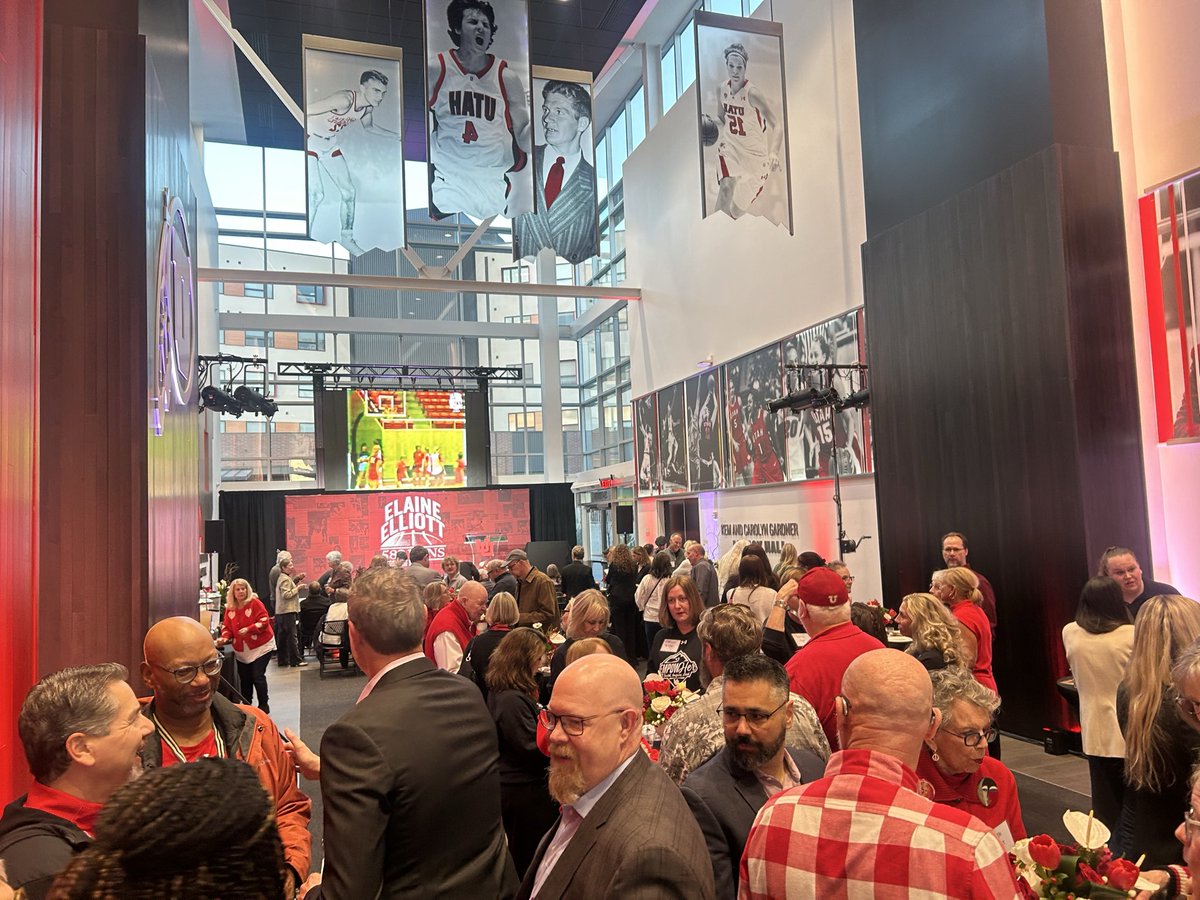RobClark10's tweet image. Great night celebrating @utahwbb legend, Elaine Elliott, and our @UtahGymnastics taking it to TDS. #GoUtes #RedRocks