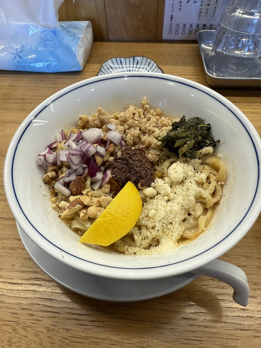 海老の濃厚アメリケーヌチョコレートまぜそば。真ん中にチョコ。それよかアメリケーヌソースってなんすか